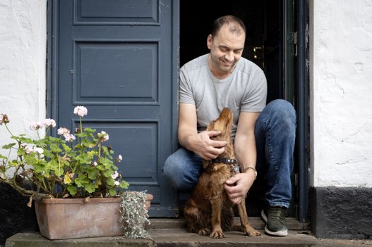Allan Jensens bor på gården sammen med sin hund, Agnes på halvandet år. <i>Foto: Henrik Bo</i>