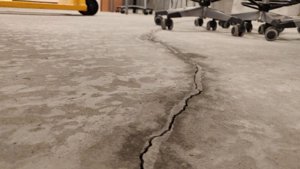 Bulet og revnet betongulv efter vandskade: Nu er der sat foreløbigt punktum på Aabybro Skole