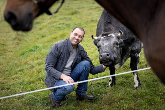 Allan Jensen fik 17 breve fra mænd, som gerne ville date ham i 'Landmand søger kærlighed', hvor han skulle vælge fem, han gerne ville møde. <i>Foto: Henrik Bo</i>