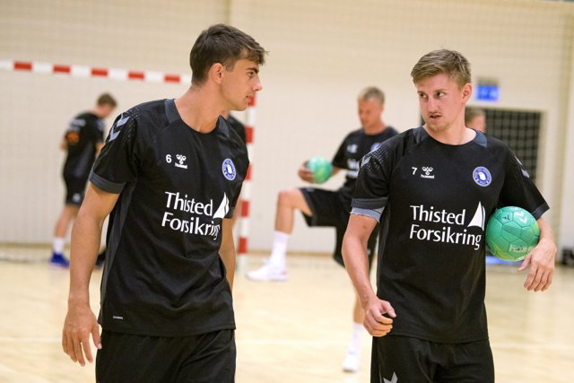Mads Hoxer (tv.) tog mandag hul på sin sidste sæson i Mors-Thy. Næste sommer skifter han til Aalborg Håndbold. Foto: Bo Lehm