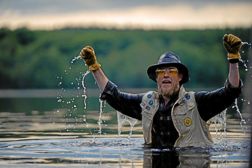John Birk i sit rette element som lystfisker i naturen. I de nyeste John Birk-videoer giver han sig også i kast med mere uvante udfordringer, såsom at overnatte på hotel og lave mad i et indendørs køkken. PR-foto