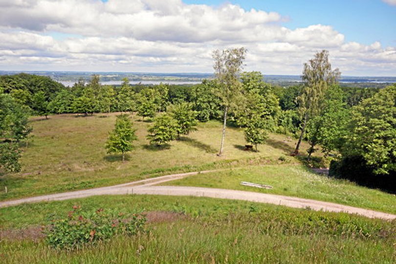Udsigten fra Danmarks største gravhøj Hohøj er intet mindre end imponerende. Men en ny, 5 km lang vandrerute ved Mariager byder også på andre højdepunkter. Foto: Mariagerfjord Kommune
