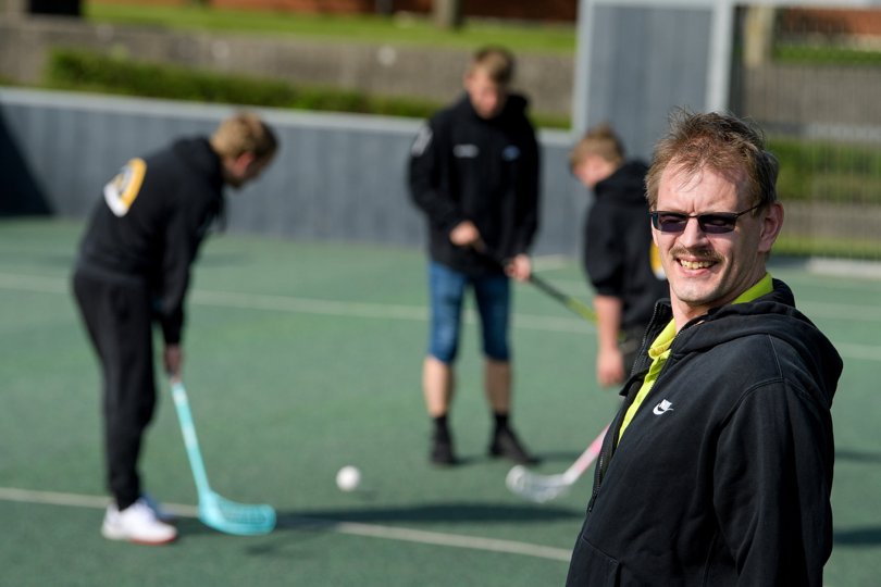 Efter 35 år er VI-KA Thisted stadig en relevant klub og har noget at byde på, mener formand Alex Dahl Jensen, der også selv er spillende træner. Til januar sender klubben tre floorball-atleter, der ses i baggrunden, til Rusland sammen med den danske floorball-trup til Special Olympics World Winter Games 2022. Arkivfoto: Bo Lehm