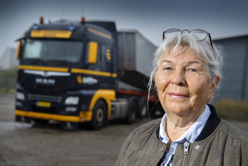 - Jeg har altid telefonen i baglommen, og jeg tager den også, når den ringer om søndagen eller klokken fire om morgenen, siger Rise Guldhammer, der har været vognmand i 32 år. Foto: Lars Pauli <i>Foto: Lars Pauli</i>