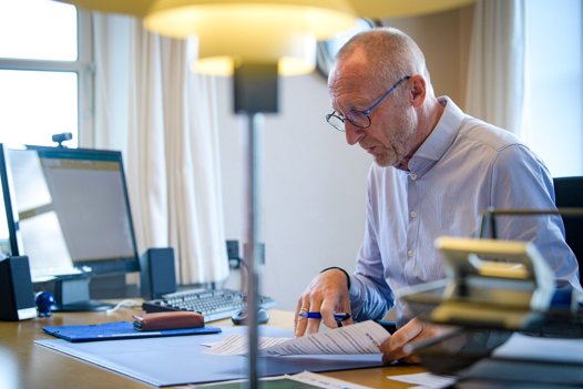 Mogens Jespersen er A-menneske og nyder solopgangen over Mariager Fjord fra sit kontor på Hobro Havn. Det er dog slut med at lægge fotos op på Facebook af det smukke syn, for så får han bare stikpiller om, hvordan han kan få tid til at sidde og falde i staver over solen. Foto: Bo Lehm <i>Bo Lehm</i>