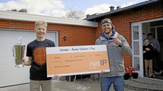 15-årige Kristian Laursen blev overrasket af surferen Casper Steinfath, da danseren blev kåret som Årets Talent i Thy 2020. Foto: Kasper Bøttern