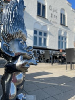 På Gjøl Kro fik Ninette Birck og hendes mand det første eksempel på den lokale hjælpsomhed, da de fik personalets hjælp til at kunne se enkeltstarten fra Tour de France. Foto: Ninette Birck