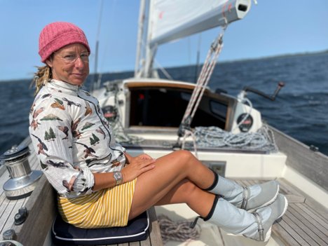 Ninette Birck om bord på ægteparrets sejlbåd. Mandag genoptager parret sejladsen fra Gjøl, når vindhastigheden er nede på knap så voldsomt et niveau som søndag. Foto: Niels Retbøll