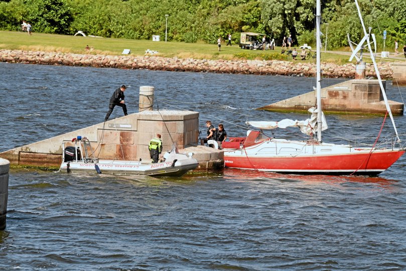Sejlbåden blev indfanget og i første omgang tøjret til en af betonpillerne nær jernbanebroen. Foto: Jan Pedersen