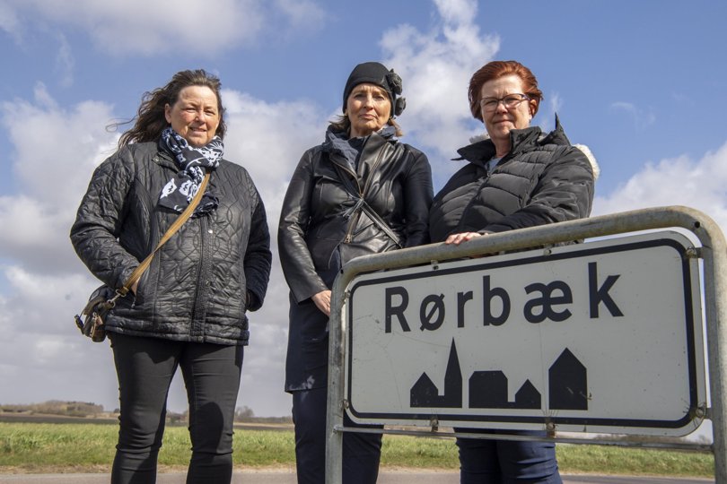 De tre tidligere ansatte i Boformen Søparken ved byskiltet i Rørbæk. Fra venstre socialpædagog Kari Fonnesbæk (tv), socialpædagog Susanne Aaen og pædagogisk assistent Tina Bossen. I flere år har de haft deres daglige arbejdsplads i byen.