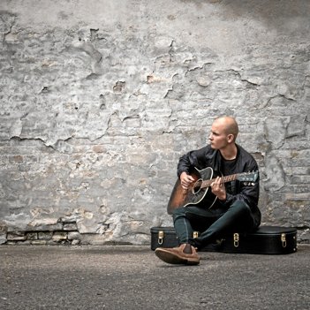 Daniel Jul optræder kan også opleves på rampen ved Knabergården i Aalestrup med sin akustiske guitarrock og sin lune nordjyske humor. PR-foto