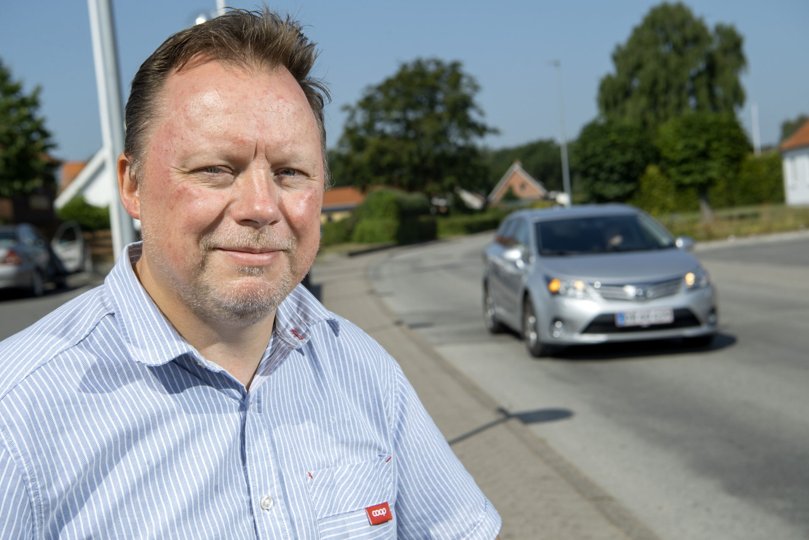 Brugsuddeler Brian Kirk frygter, det er et spørgsmål om tid, inden nogen kommer til skade på den del af Houvej, der mangler cykelsti. Foto: Lars Pauli <i>Foto: Lars Pauli</i>