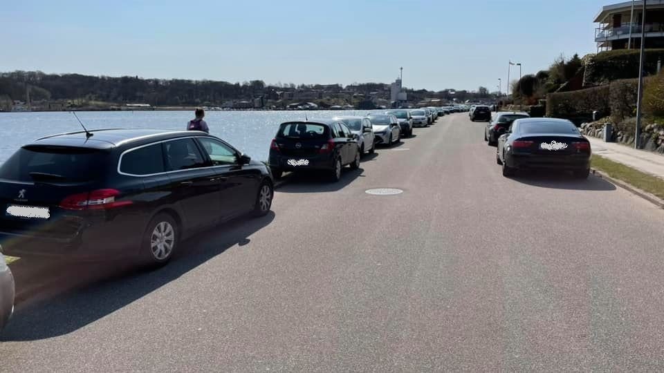 Det kan være svært at finde en ordentlig parkeringsplads ved Panoramaruten i Hobro. Privatfoto: Jens Lyngbøl.