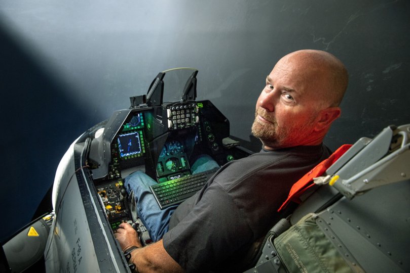For 20 år siden satte en ulykke en stopper for Kurt Andersens aktive liv og for hans adventurefirma. Siden har han brugt al sin fritid og alle sine lommepenge på en vanvittig flysimulator. Foto: Henrik Louis <i>Foto:Henrik Simonsen</i>