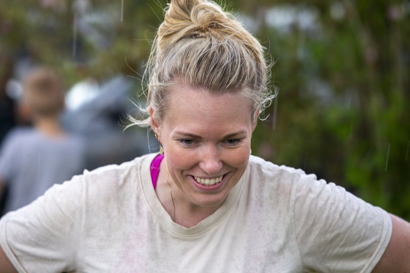 Kristinna Kragelund søgte sammen med samleveren, Rene Pedersen, efter et kvarter med gode naboer, da de for godt to år siden kiggede på hus. På Hasselvej fandt de, hvad de ledte efter. Foto: Martél Andersen