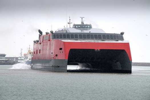Fjord Lines nye hurtigfærge, Fjord FSTR, sejler mellem Hirtshals og Kristiansand, og der er penge at spare ved at købe billetten til turen på rederiets norske hjemmeside. Foto: Bo Lehm <i>Bo Lehm</i>