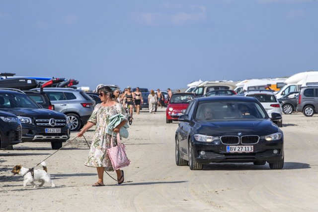 Blokhus Strand tirsdag. Varmt vejr, mange badegæster og masser af biler på strandene. Og der er faktisk få men vigtige regler for kørsel på strandene. Foto: Henrik Bo