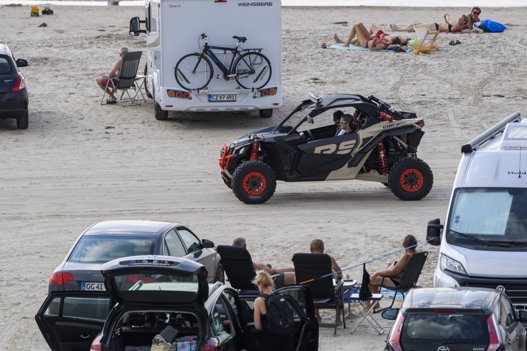 Biler og masser af mennesker på stranden. Foto: Henrik Bo <i>Foto: Henrik Bo</i>