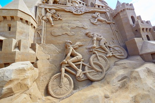 Det gigantiske sandslot er fyldt med detaljer, der refererer til lokalområdet. Her ses et par ryttere på mountainbike. Foto: Poul Nymark