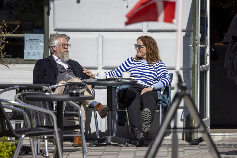 Årets første cafégæster kunne få lov til at nyde en kop kaffe ved et bord i solen. Foto: Martel Andersen <i>Foto: Martél Andersen</i>