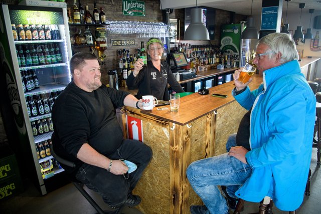 Nu kan der igen nydes øl på Don Muss. Fra venstre er det John Yde, ejer af Don Muss, hans kone Lene Yde og gæsten Ole Gade. Foto: Bo Lehm