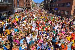 Kaos da tusinder af karnevalsgæster ville hjem: Ansatte blev truet