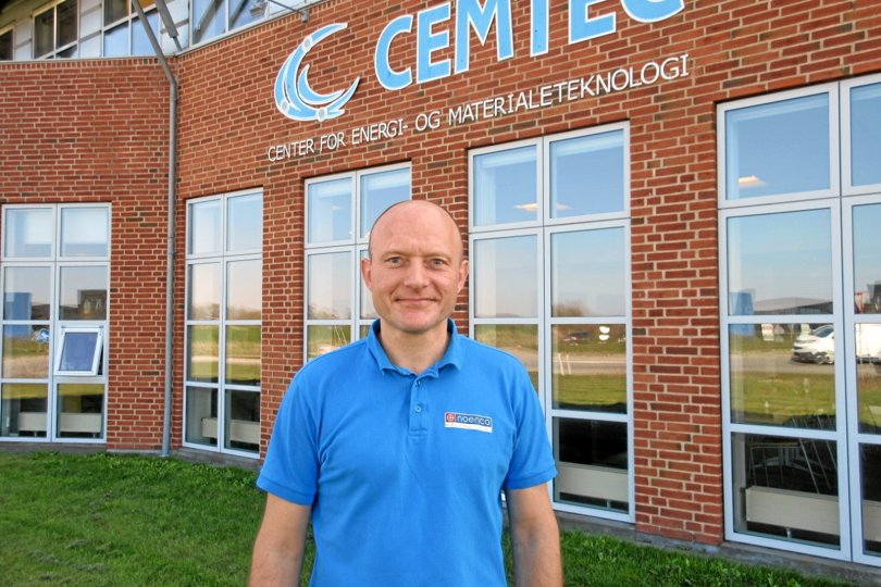 Erik Mortensen, energirådgiver og partner i Noenco, foran det nye kontor i Hobro. Privatfoto
