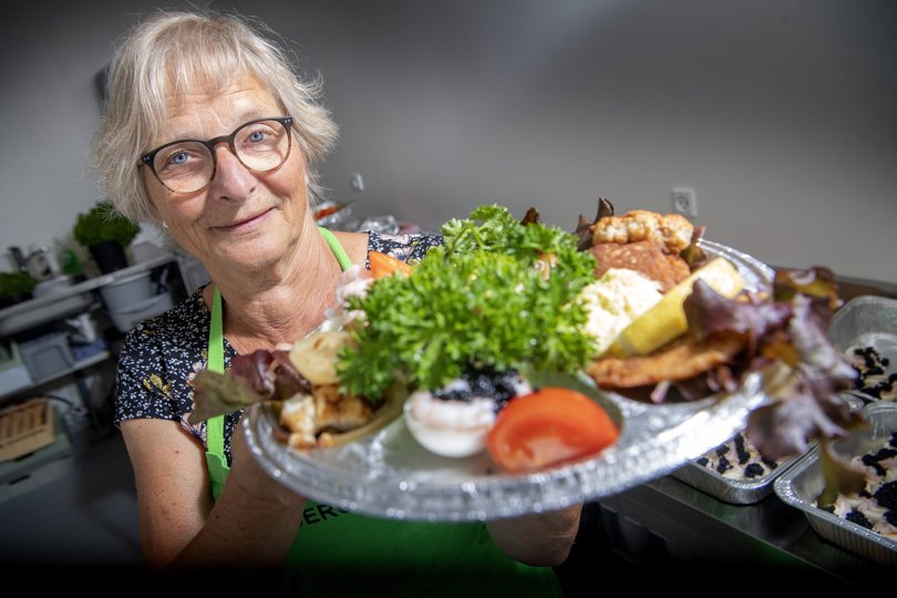 De tidligere års buffet med op mod 20 forskellige fiskespecialiteter var i år blevet til den platte, Annette Hegnhøj præsenterer. Syv forskellige lækkerier fra havkat til æg og rejer, torskesalat, røget mørksej, fiskefrikadeller, sild - og selvfølgelig også en fiskefilet.