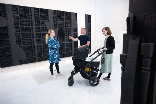 Louisiana Museum of Modern Art i Humlebæk indgik sidste år et partnerskab med Kunsten i Aalborg. - Når vi samarbejder med Kunsten, er det fordi, at vi tror på, at museet kan vækste betydeligt på grund af den arkitekttegnede bygning, den faste samling, beliggenheden og tiltrækningen af blandt andet norske og tyske turister, siger direktør på Louisiana, Poul Erik Tøjner. Her en udstilling med værker af den amerikanske billedhugger Louise Nevelson på Kunsten. Foto: Claus Søndberg