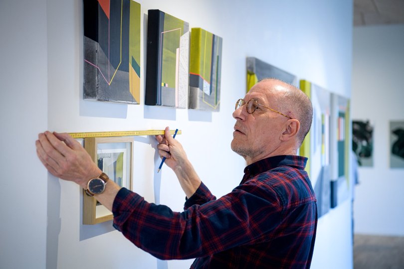 Mandag havde Kaj Hyldig og andre fra Morsø Kunstforening travlt med at hænge billeder op til udstillingen, der åbner på lørdag. Foto: Bo Lehm