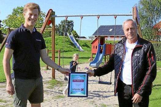 Beboerforeningen i Hørby Kirkeby ved Jens Møller modtager her en donation på 75.000,00 kroner fra privatkunderådgiver Jan Knudsen fra Sparekassen Danmarks privatkundeafdeling i Hobro (til højre). Foto: Erik Røgild