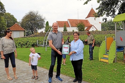 Bestyrelsesmedlem i Jutlander Fonden Hobro, Vibeke Libach Justesen, overrækker her Skjellerup Borgerforenings formand Søren Peder Funder en donation på 90.000,00 til legepladsen bag dem. Derudover modtog Skjellerup Borgerforening også 197.875,00 kroner, som er brugt til renovering af forsamlingshuset. Foto: Erik Røgild