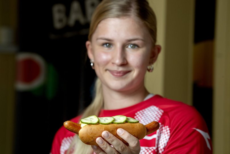 Der er ikke noget som en hotdog med det hele. Vi anbefaler de bedste i Aalborg. Her er det Nana Bjerregaard fra Maxi Grill i Vejgaard med en hotdog. Foto: Henrik Louis <i>Foto:Henrik Simonsen</i>