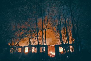 Forladt gård i flammer: Stuehus brænder ned