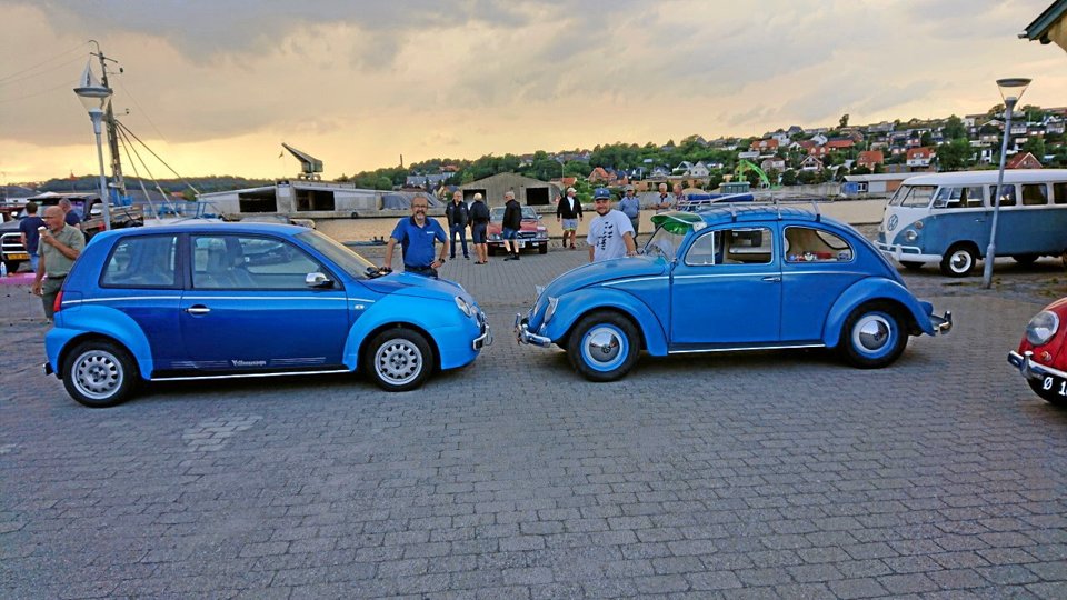 To klassiske VW-modeller forenet på havnen i Hobro: Til venstre den modererede Lupo fra 2002 og idémanden bag forvandlingsprocessen, Jesper Villumsen, Villumsign i Hobro. Til højre Ronnie Olsen og ”boblen” ”Tulle fra 1958. Privatfoto