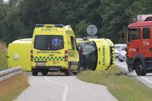 Ambulance og personbil væltede ved uheld
