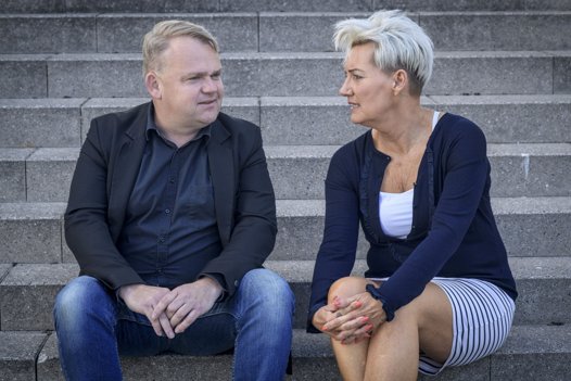 - Der er meget stor interesse for Aalborg. Når repræsentanter fra udenlandske virksomheder kommer hertil, viser vi byen frem og præsenterer dem for mulige samarbejder. Nogle gange tager det tre måneder - andre gange tre år, før de træffer beslutningen, men det virker, fortæller Catharina Vinther Engqvist, Head of Foreign Direct Investment i Invest in Aalborg. Ved siden af hende Brian Juhl Lorentsen, erhvervskonsulent ved Business Aalborg, der arbejder med at fastholde højtuddannede i Aalborg og Nordjylland gennem det nordjyske samarbejdsprojekt, Vækst Via Viden. Foto: Martin Damgård