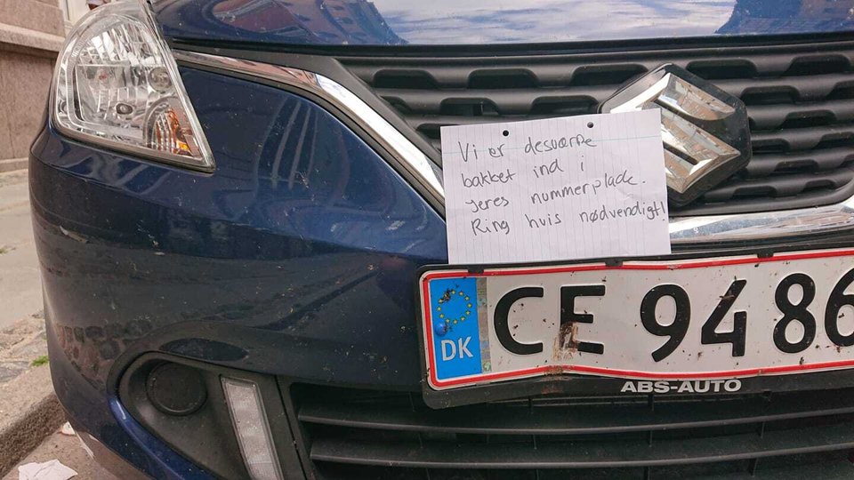 En seddel og en bule i nummerpladen var det, der mødte Kristine, da hun skulle på søndagstur. Privatfoto
