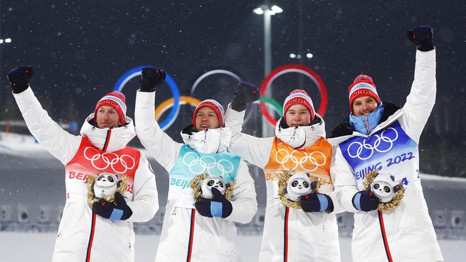 Espen Bjørnstad, Espen Andersen, Jens Lurås Oftebro og Jørgen Graabak sikrede Norge den 14. guldmedalje i Beijing, hvilket er en tangering af den olympiske rekord. <i>Kai Pfaffenbach/Reuters</i>
