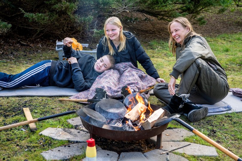 En pandekage, ro og godt selskab. Så forlanger Søren og Victoria ikke mere, mens Jette Rønn Smits glæder sig over de nye muligheder giver børn i Barnets Blå Hus. Foto: Torben Hansen