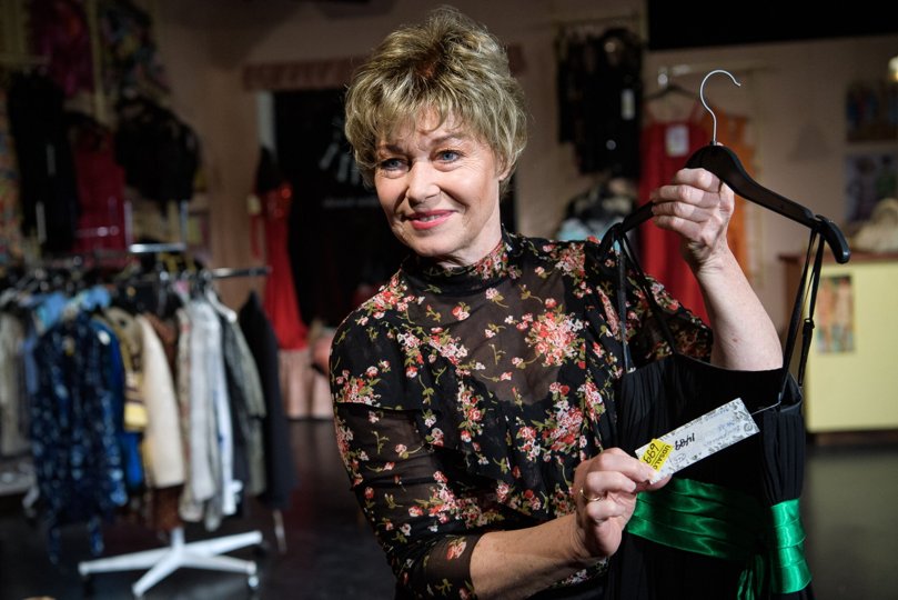 Susanne Sangill, teaterleder i Hobro, sælger ud af kjoler, bluser og nederdele, når forestillingen Alt Skal Væk om butiksdød i en lille flække går over scenen i Himmerlands Teater. Foto: Bo Lehm <i>Bo Lehm</i>