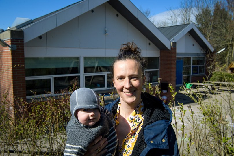 Annika Kanstrup, formand for forældrebestyrelsen i Sennels, sammen med en af de kommende ”kunder” til byens nye børnehave: Datteren Søs på fem måneder.