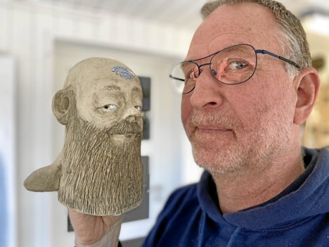 Humoren er ofte med, når Torben Mersholm maler eller laver keramikskulpturer. Foto: Lars Høj
