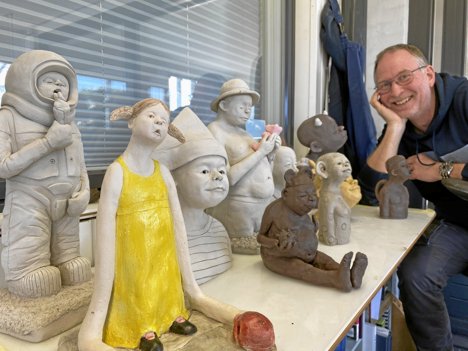 Det er blevet til mange sære figurer, siden Torben Mersholm kort før jul 2020 begyndte at arbejde med ler. Foto: Lars Høj
