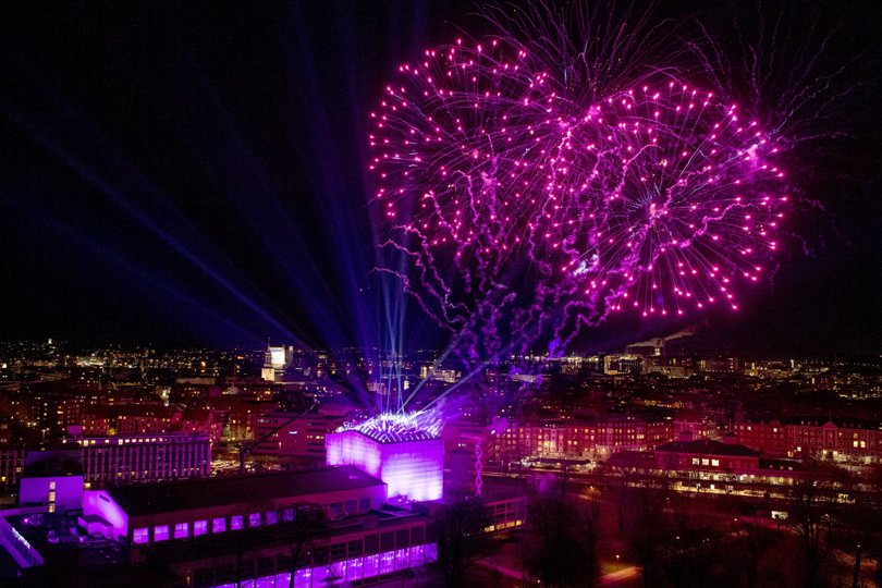 Koncerten varede fire timer og blev i løbet af aftenen fyldt med mere og mere lys og fyrværkeri. Foto: Martel Andersen <i>Foto: Henrik Bo</i>