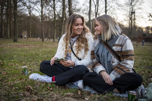 - Jeg lytter til ham, så det var derfor jeg slæbte Amalie med, siger Laura Thougaard (t.v.) <i>Foto: Henrik Bo</i>