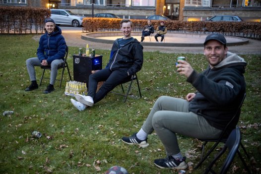 Ølbowling var oplagt, når koncerten kunne live-streames mente vennegruppen. Så vidt det vides slog pigerne de to drenge i kampen. Foto: Henrik Bo <i>Foto: Henrik Bo</i>