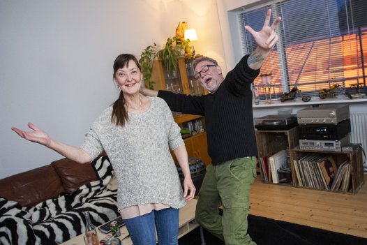 Mikael og Hanne havde en fest. De viste sågar deres 70-år gamle nabo, hvordan hun kom på live-stream, så hun også kunne følge med. - Vi skal sgu alle i opgangen feste til det her, lød det fra parret. <i>Foto: Henrik Bo</i>