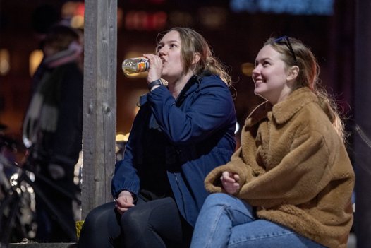 - Det er stadig en ret fed musikoplevelse, for man kan fornemme hvordan det bliver, når det åbner op igen, siger Camille Lindt (t.v.) Foto: Henrik Bo <i>Foto: Henrik Bo</i>