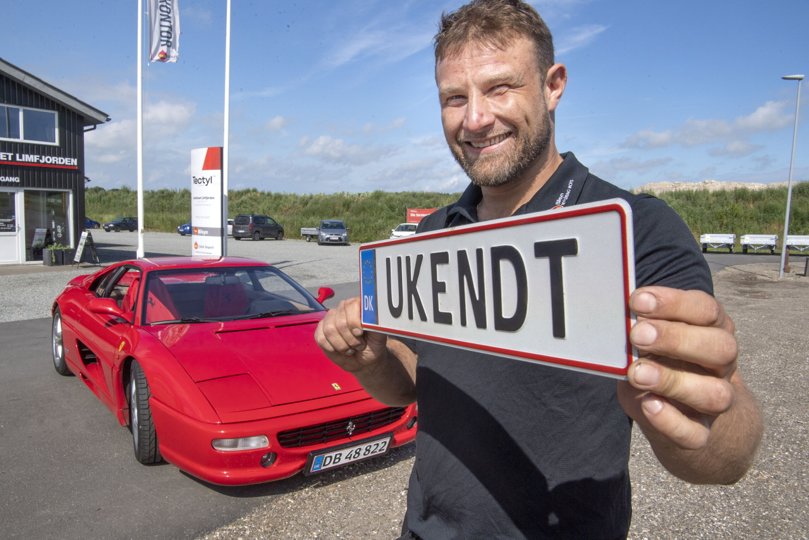 Da Lasse Markmøller fik den fine Ferrari i den opsigtvækkende røde farve, ville han have sig en nummerplade, der kunne matche. Den ide skulle dog snart vise sig at give bagslag. <i>Foto:Henrik Simonsen</i>